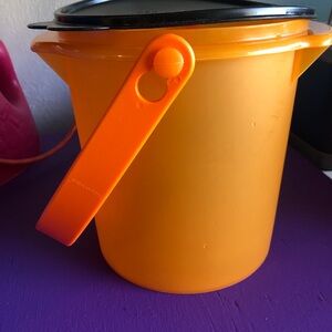 Tupperware orange and‎ black